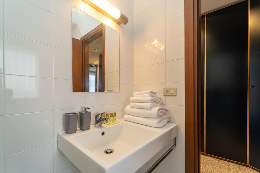 5 Giornate Apt Con Terrazzo E Garage Privato Милано Екстериор снимка